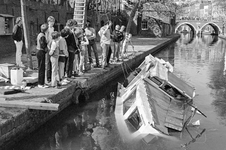 830233 Afbeelding van een gezonken boot in de Oudegracht te Utrecht.